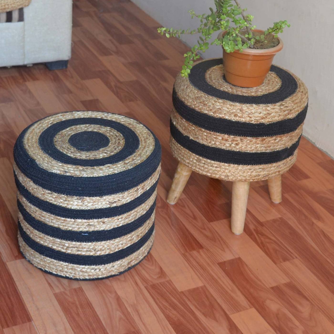 Schwarz gestreifter Hocker aus geflochtener Baumwolle und Jute Schwarz gestreifter Hocker aus geflochtener Baumwolle und Jute – Bild 2