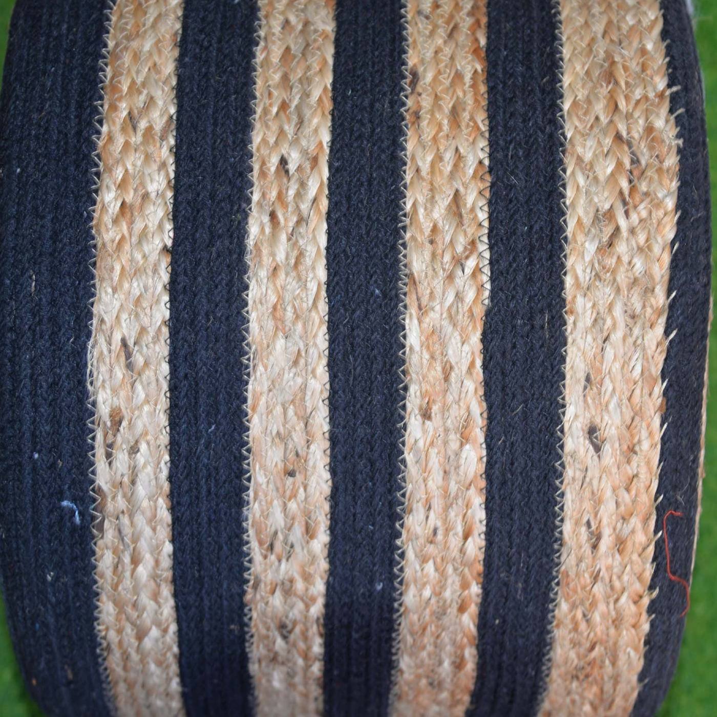 Schwarz gestreifter Hocker aus geflochtener Baumwolle und Jute Schwarz gestreifter Hocker aus geflochtener Baumwolle und Jute – Bild 4