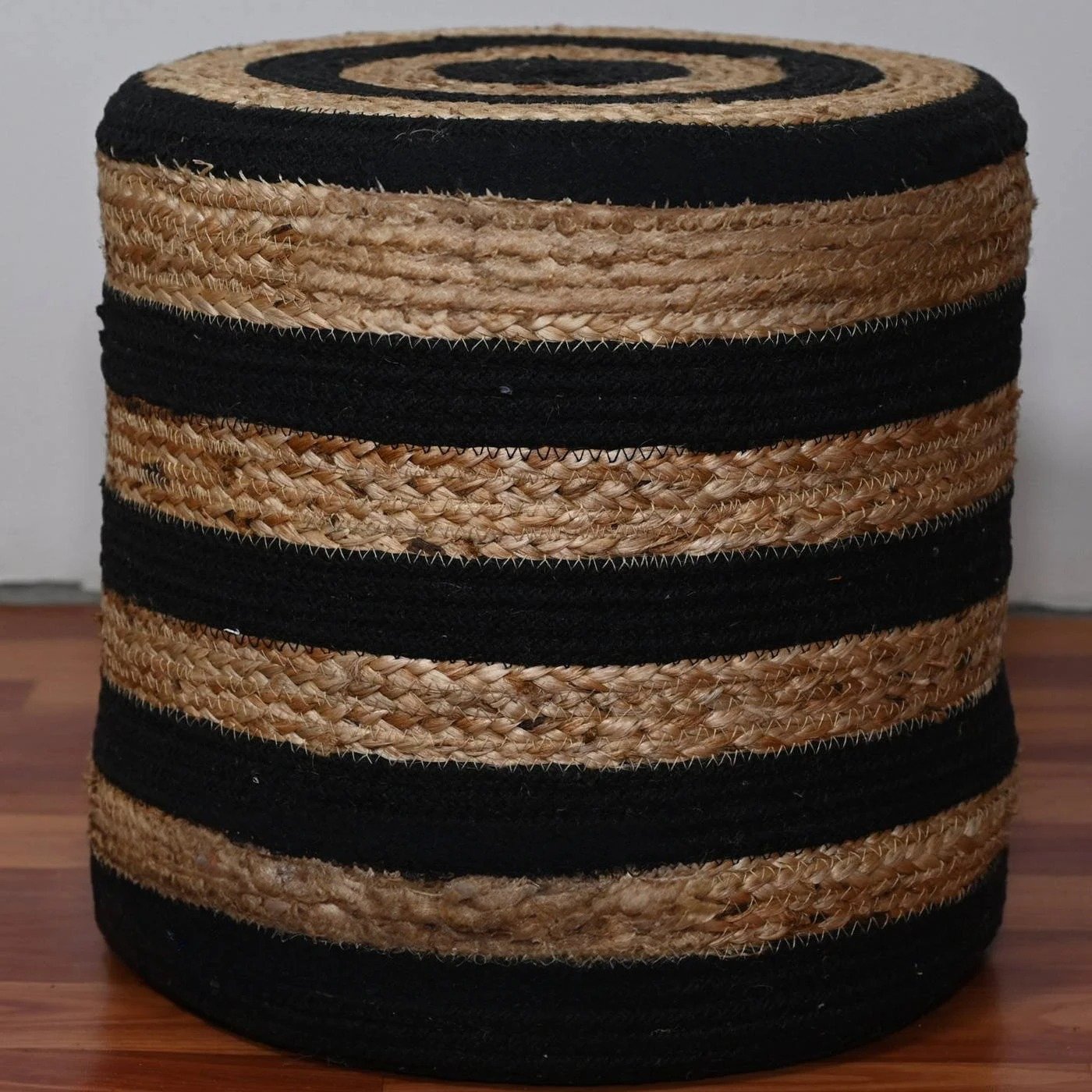 Schwarz gestreifter Hocker aus geflochtener Baumwolle und Jute Schwarz gestreifter Hocker aus geflochtener Baumwolle und Jute