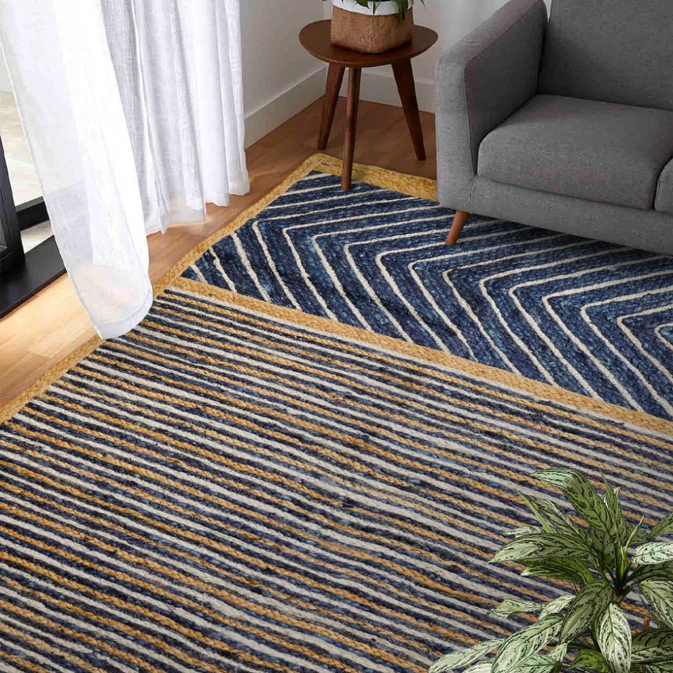 Geflochtener blauer Chevron und gestreifter Juteteppich