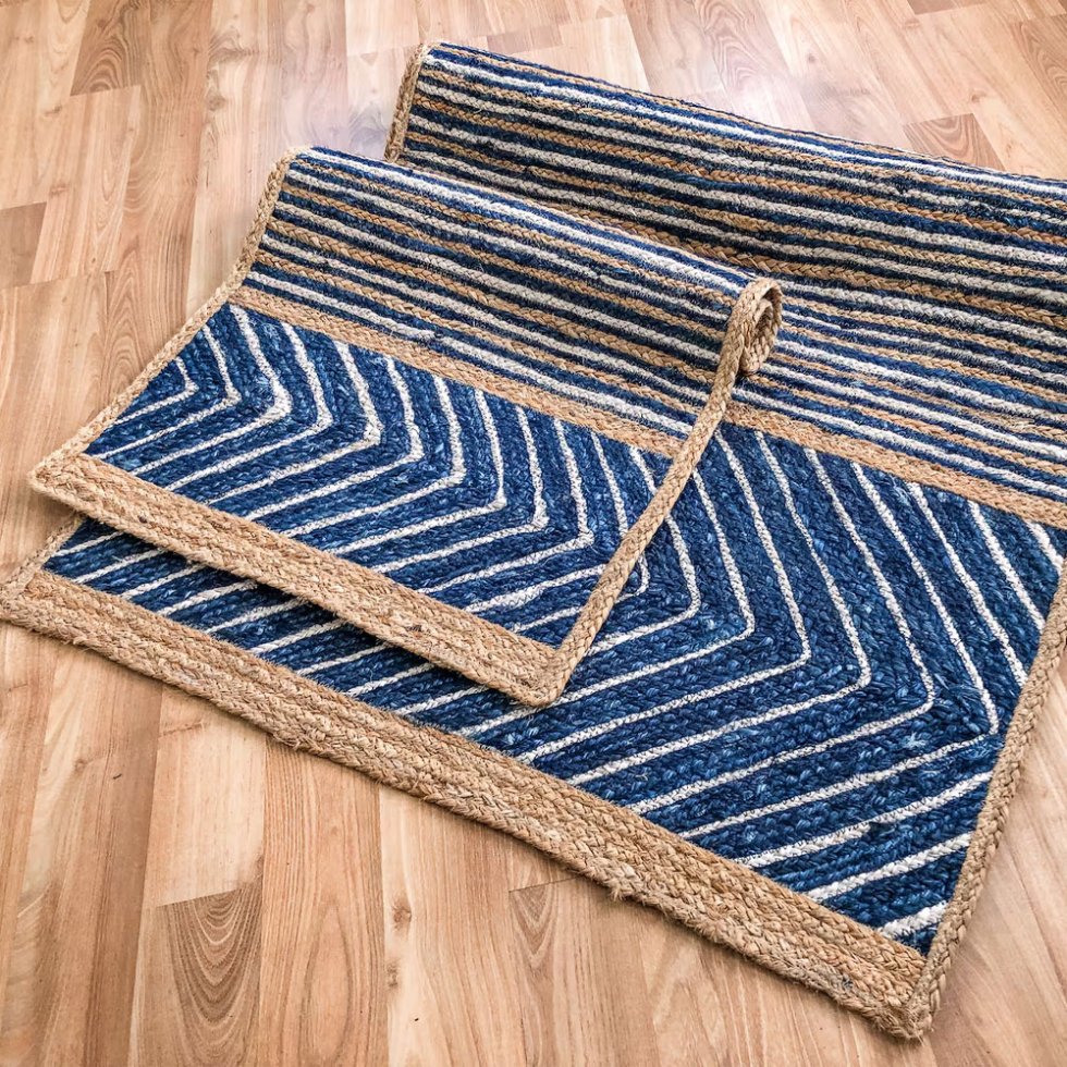Geflochtener blauer Chevron und gestreifter Juteteppich – Bild 2