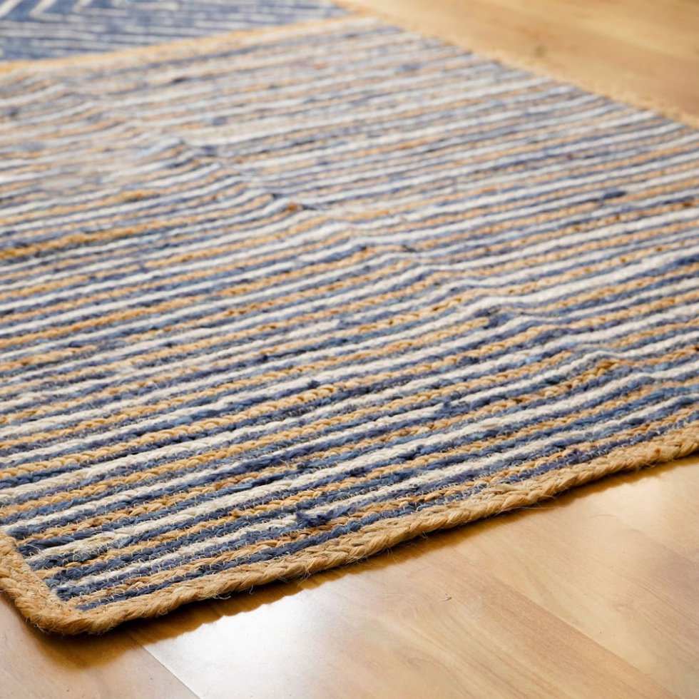 Geflochtener blauer Chevron und gestreifter Juteteppich – Bild 3