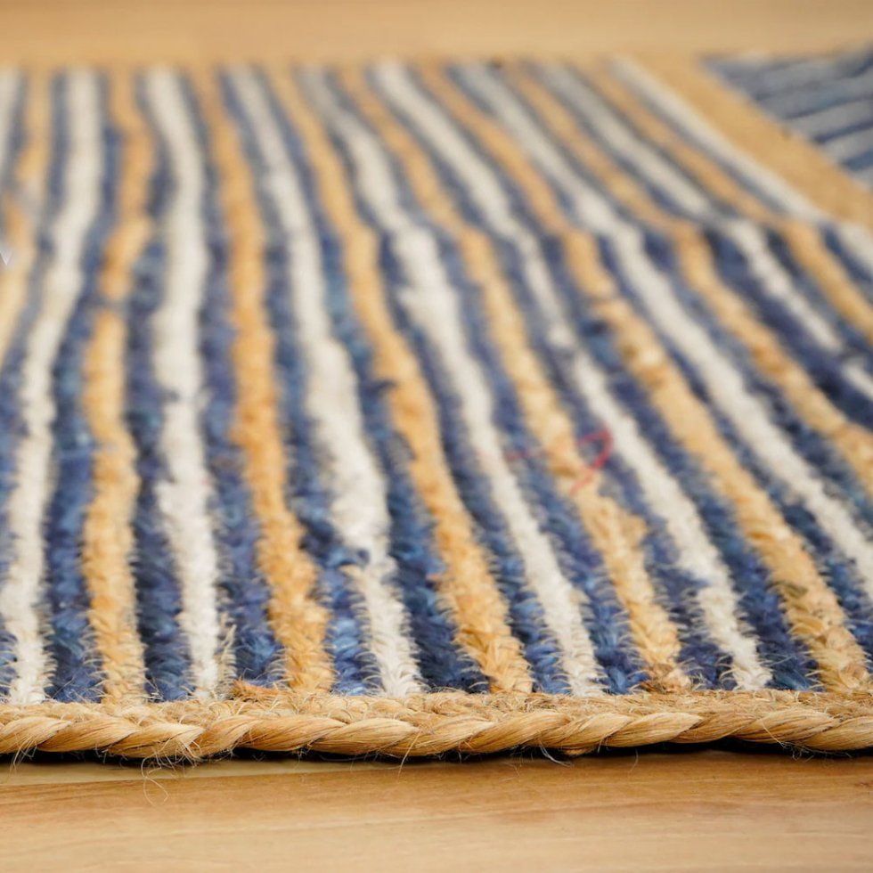 Geflochtener blauer Chevron und gestreifter Juteteppich – Bild 4