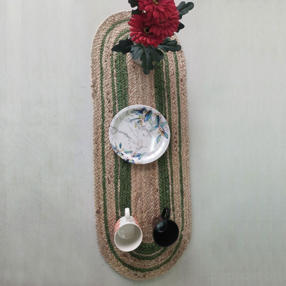 Ovaler Jute-Tischläufer und Tischsets mit grüner Verzierung