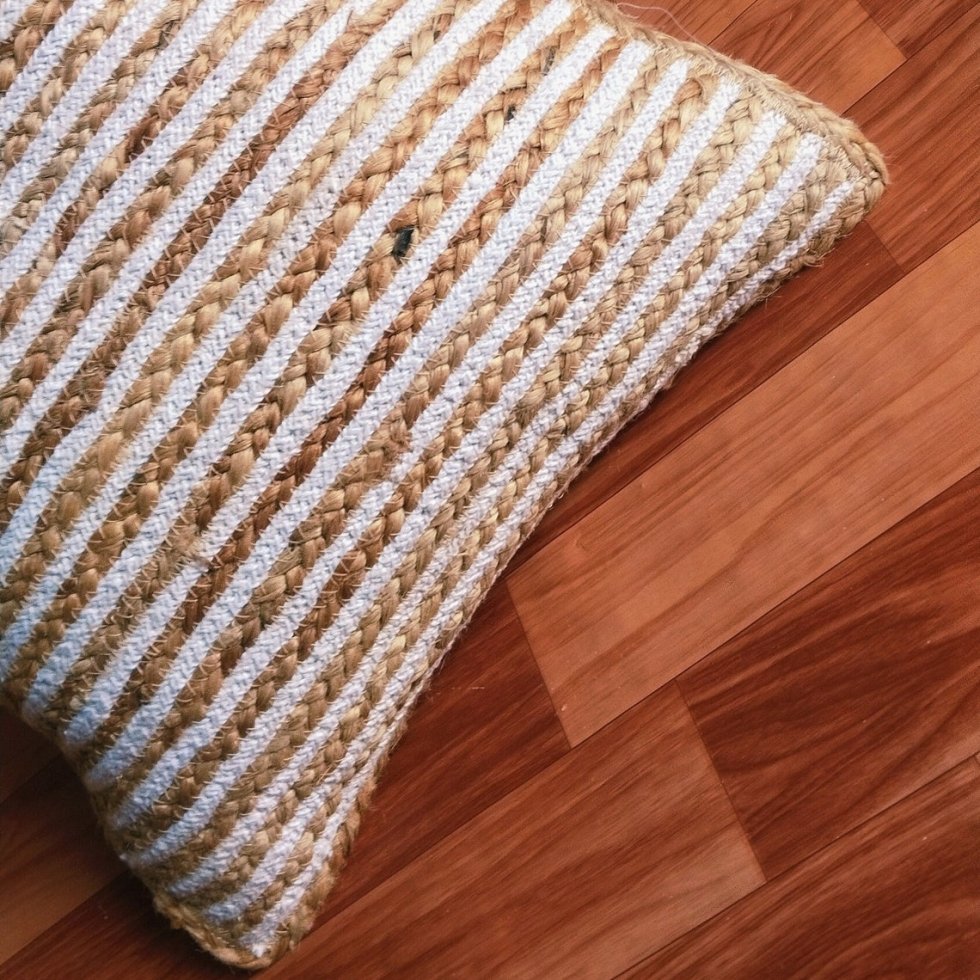 Kissen aus geflochtener Baumwolle und Jute in Weiß und Natur – Bild 4